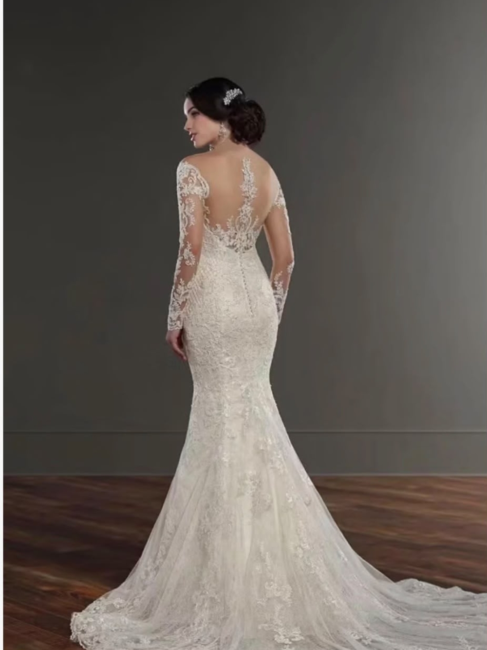Elegant Ivory Lace Long-Sleeve Mermaid Wedding Dress